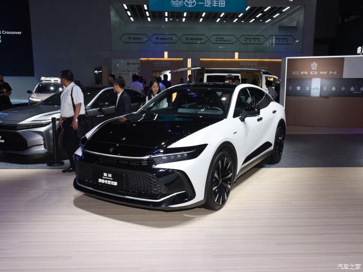 丰田(进口) 皇冠(进口) 2023款 2.4T SportCross HEV四驱至尊版